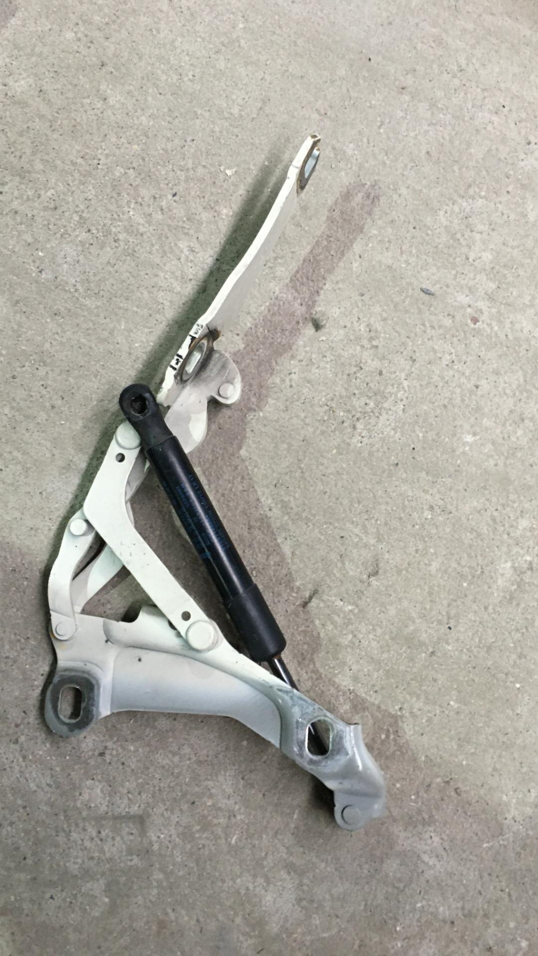 петля капота левая Mini Clubman 1 поколение (R55) 2011, 1.6 л., бензин, АКПП, белый, универсал, правый руль - фото №1