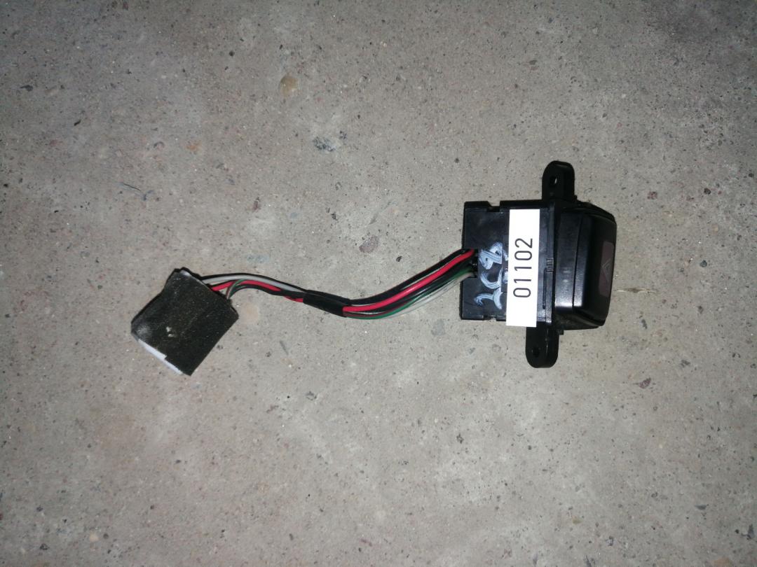 кнопка аварийной сигнализации Mazda Millenia 1 поколение 1999, 2.5 л., бензин, АКПП, белый, седан, правый руль - фото №1