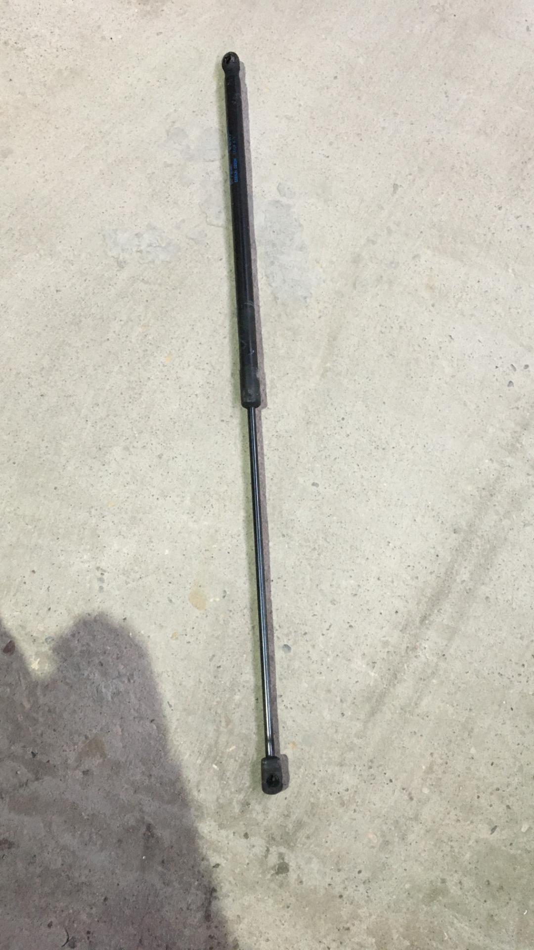 амортизатор капота Volkswagen Golf 5 поколение 2009, 1.4 л., CAXA, бензин, АКПП, серебристый, универсал, правый руль, 1K0823359A - фото №1