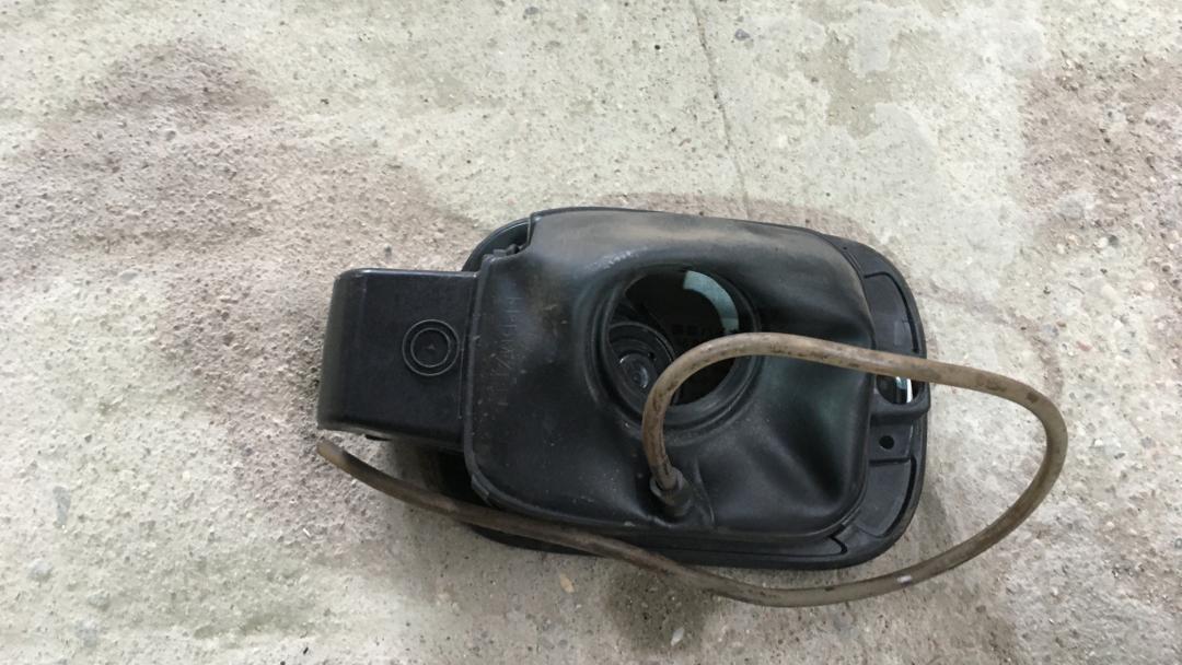 лючок топливного бака Volkswagen Golf 5 поколение 2009, 1.4 л., CAXA, бензин, АКПП, серебристый, универсал, правый руль - фото №1