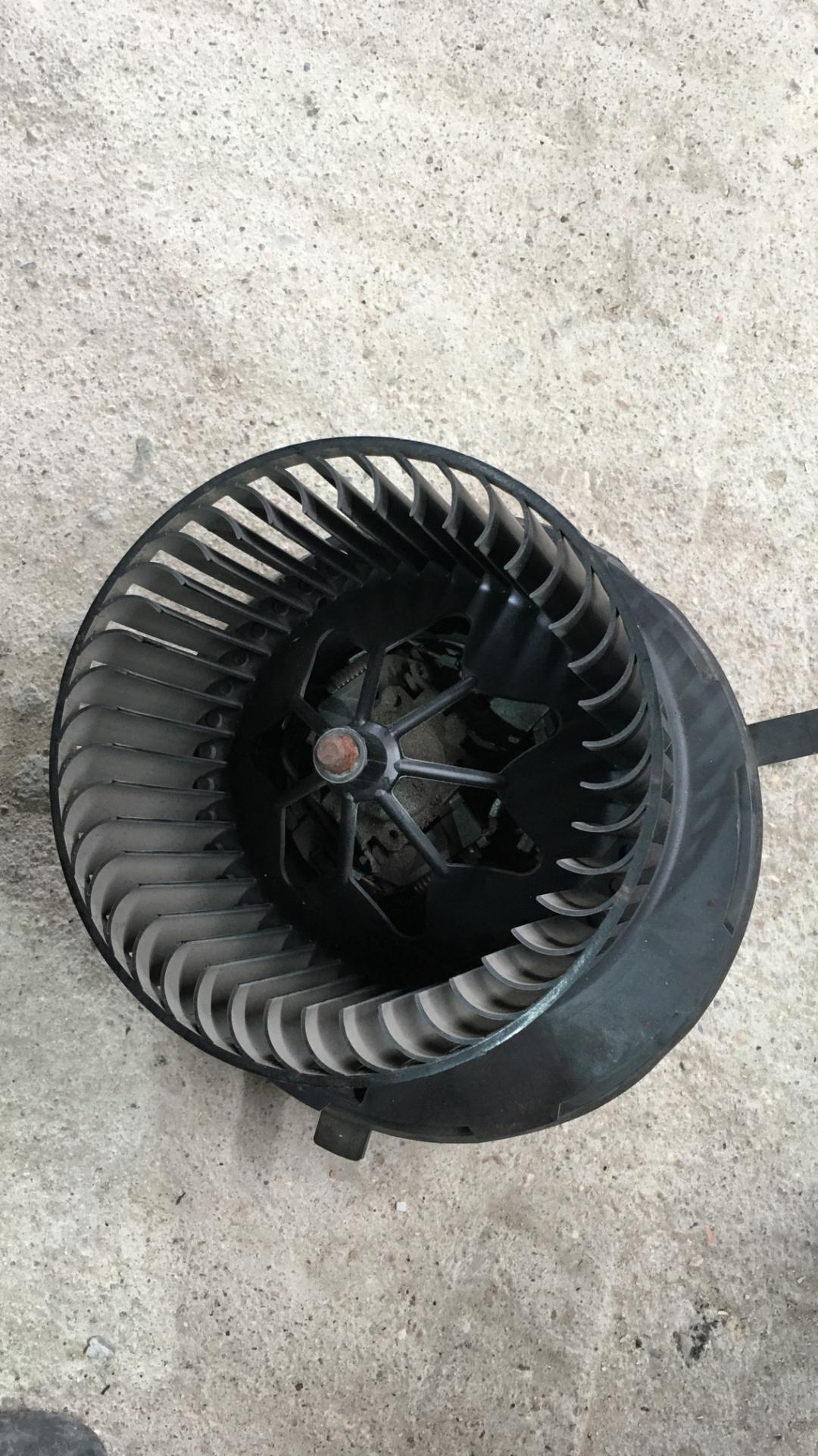 моторчик печки Volkswagen Golf 5 поколение 2009, 1.4 л., CAXA, бензин, АКПП, серебристый, универсал, правый руль - фото №1