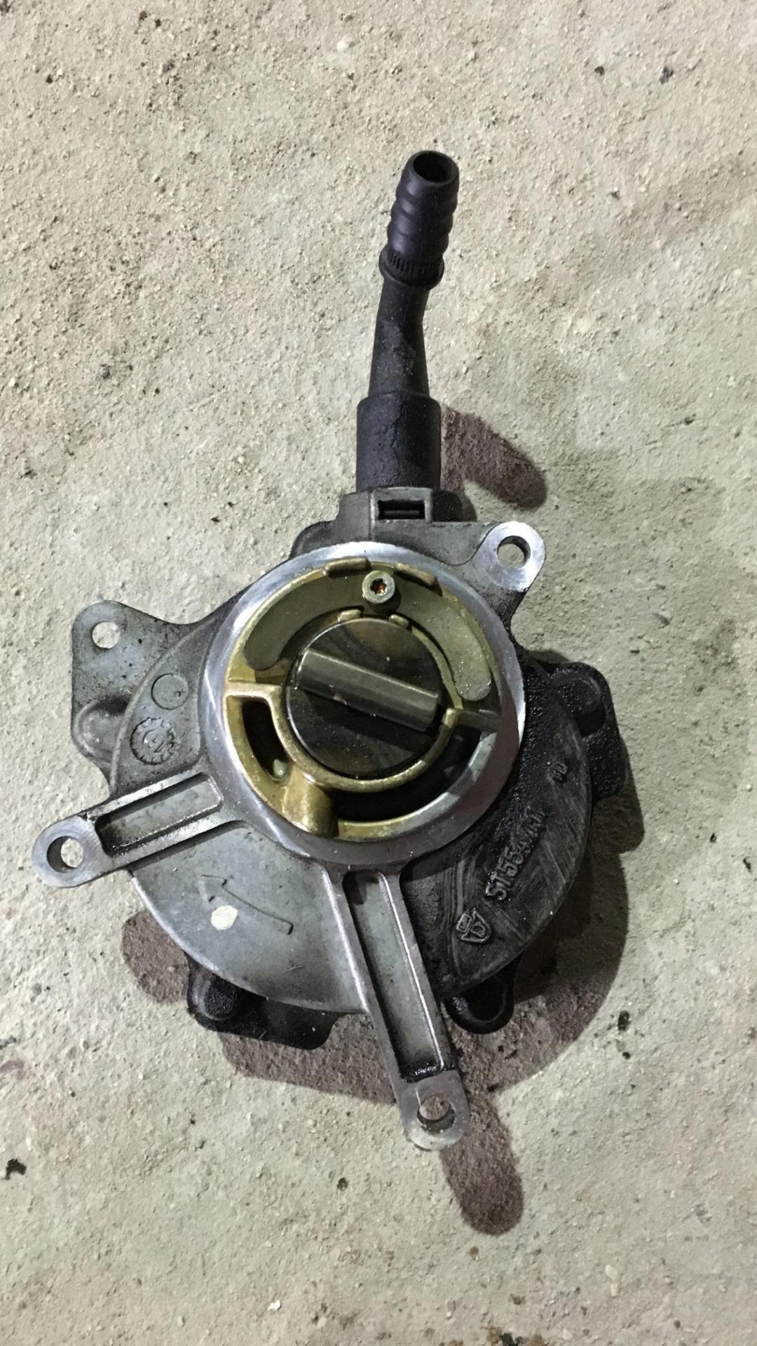 насос вакуумный Volkswagen Jetta 5 поколение 2006, 2.0 л., BWA, бензин, АКПП, серый, седан, правый руль - фото №1