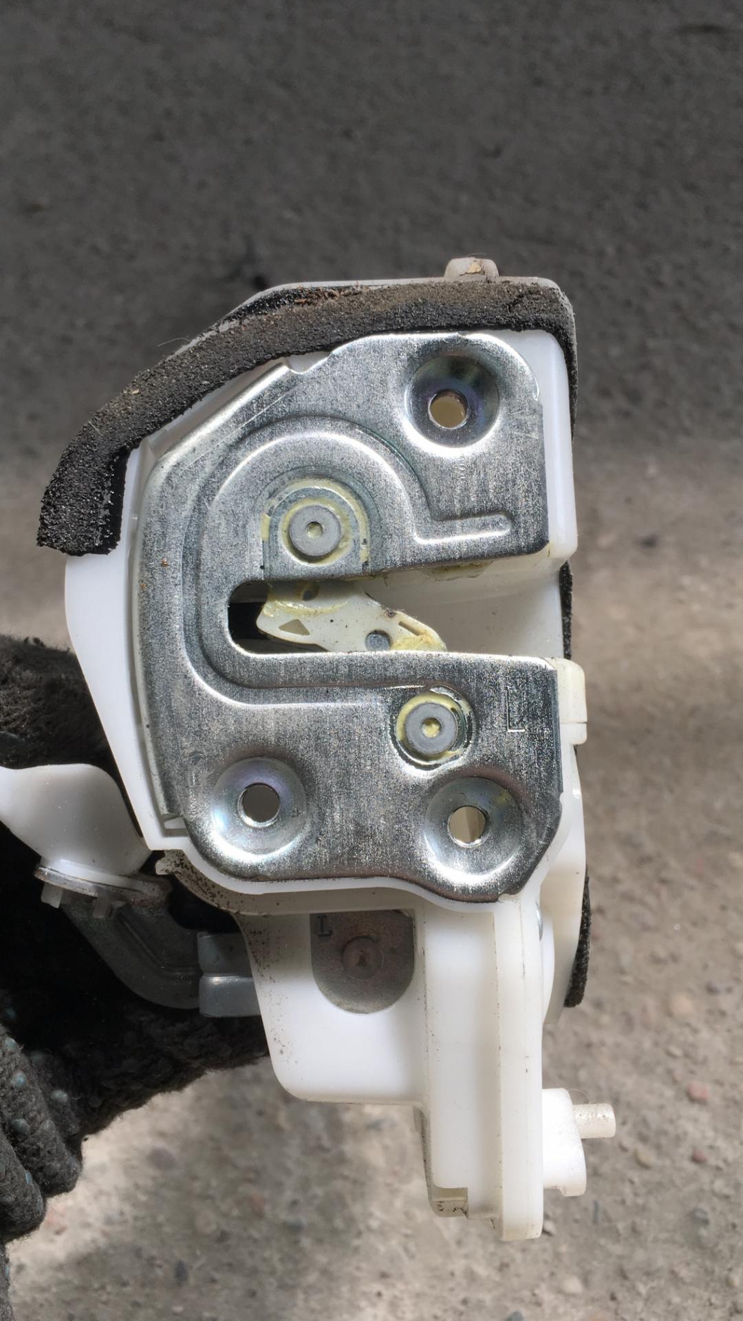 замок двери задней левой Mazda 3 BL 2009, 2.0 л., LF17, бензин, АКПП, черный, хетчбэк 5 дв., правый руль - фото №1