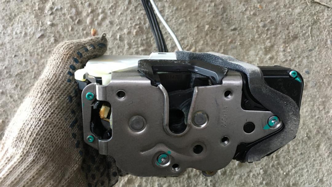 замок двери передней правой Chevrolet Cruze 1 поколение 2011, 1.4 л., бензин, МКПП, белый, седан, правый руль - фото №1