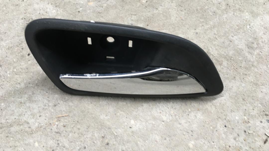 ручка внутренняя передняя правая Chevrolet Cruze 1 поколение 2011, 1.4 л., бензин, МКПП, белый, седан, правый руль - фото №1