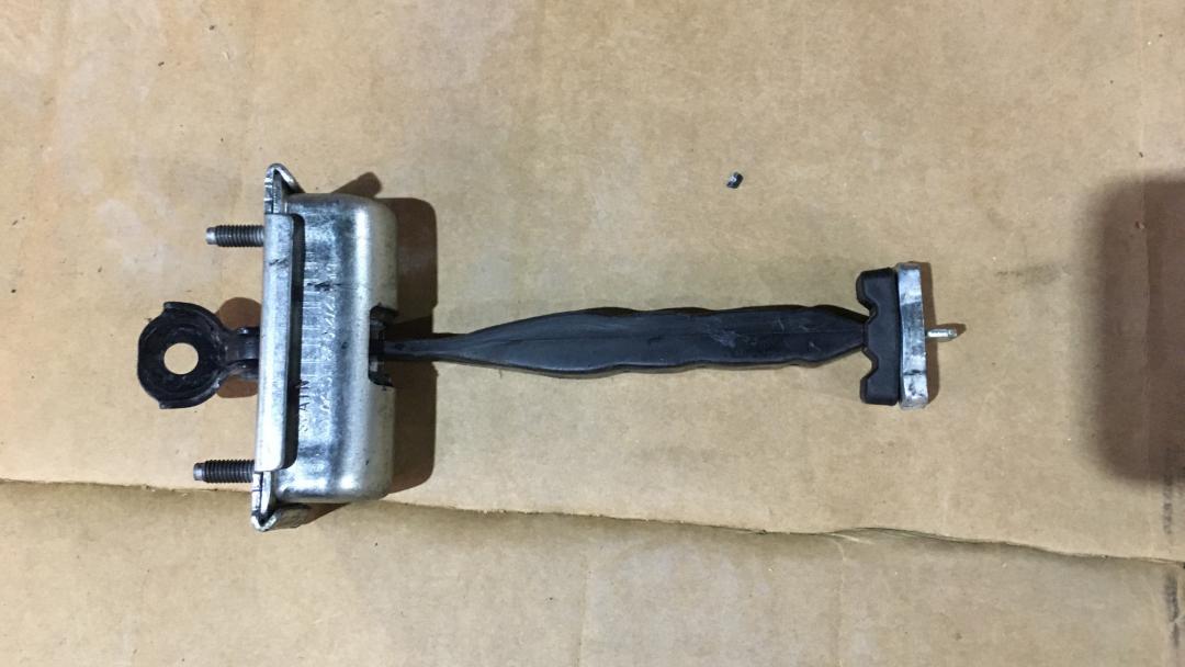 ограничитель открывания двери Ford Kuga 2 поколение 2015, 2.0 л., T8MB, дизель, АКПП, черный, внедорожник 5 дв., правый руль - фото №1