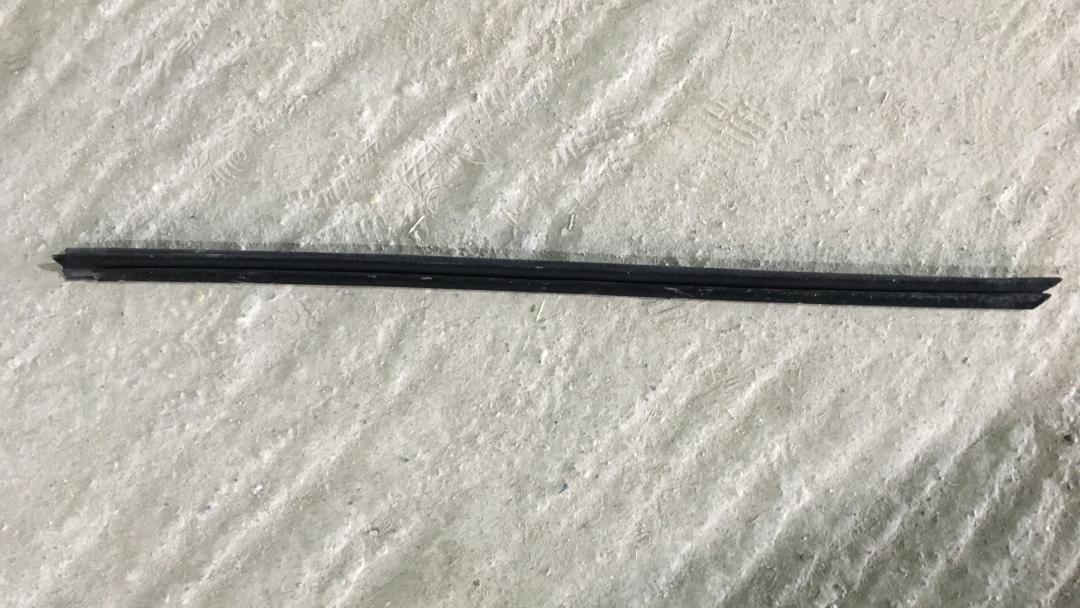 Уплотнитель стекла Ford Kuga 2 поколение 2015, 2.0 л., T8MB, дизель, АКПП, черный, внедорожник 5 дв., правый руль - фото №1