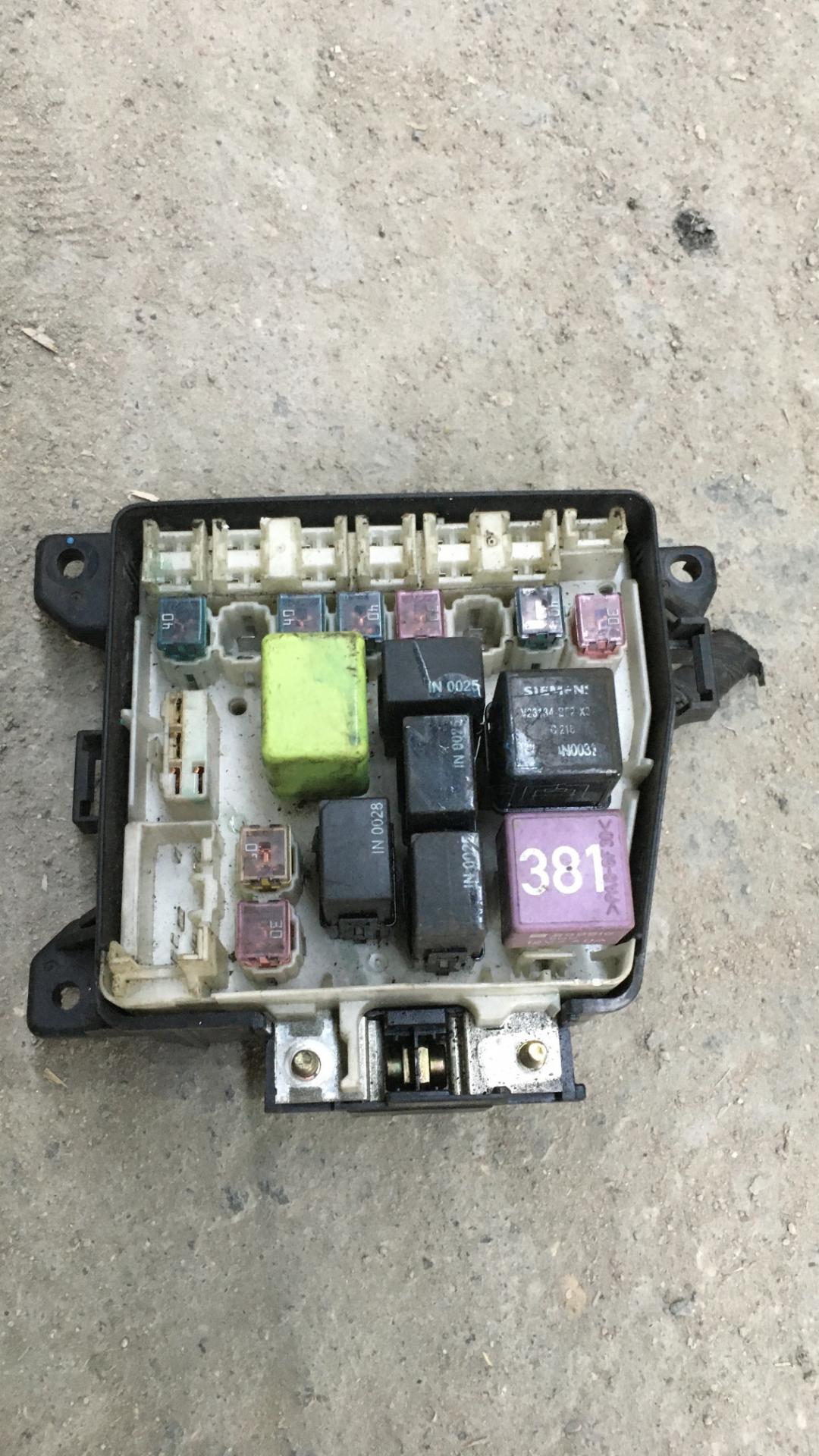 блок предохранителей Mazda 323 6 поколение 2000, 2.0 л., бензин, хетчбэк 5 дв. - фото №1