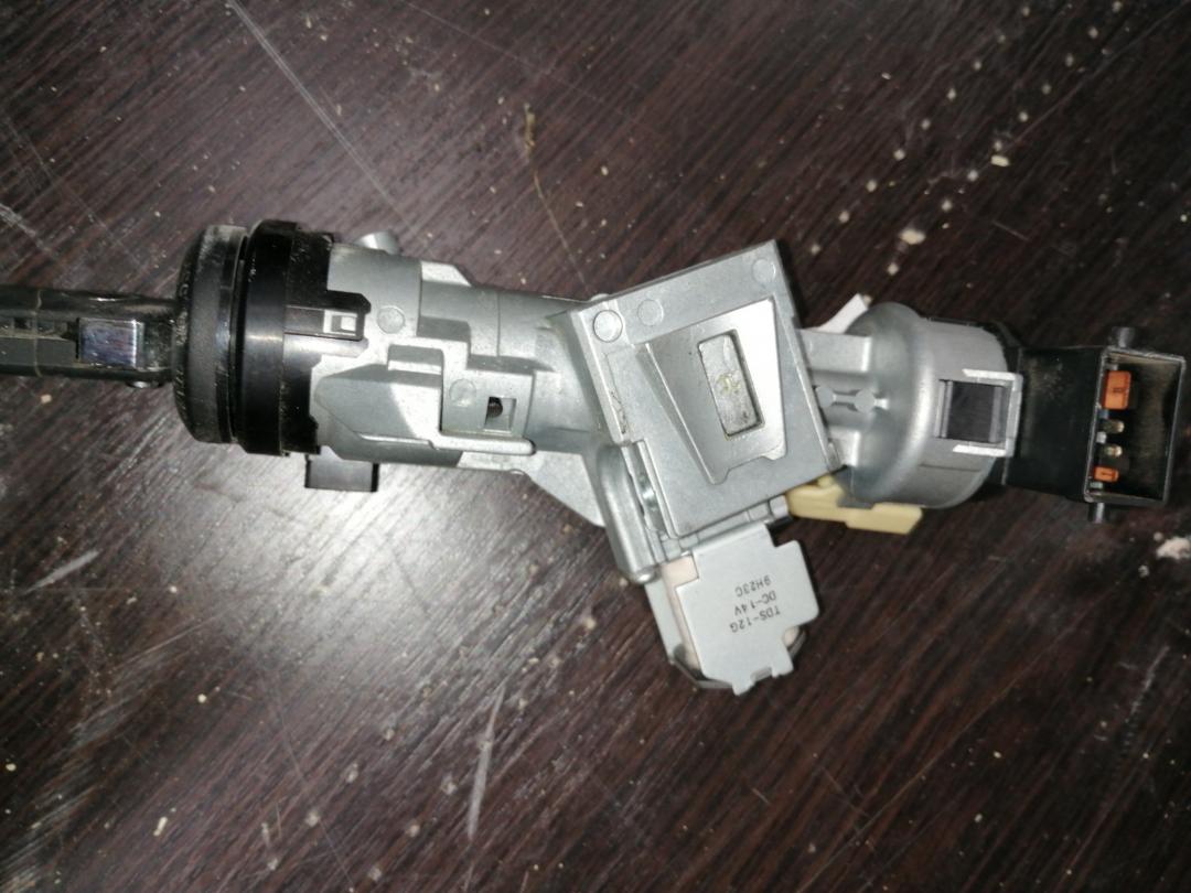 замок зажигания Mazda 3 BL 2009, 2.0 л., LF17, бензин, АКПП, серый, седан, правый руль - фото №1