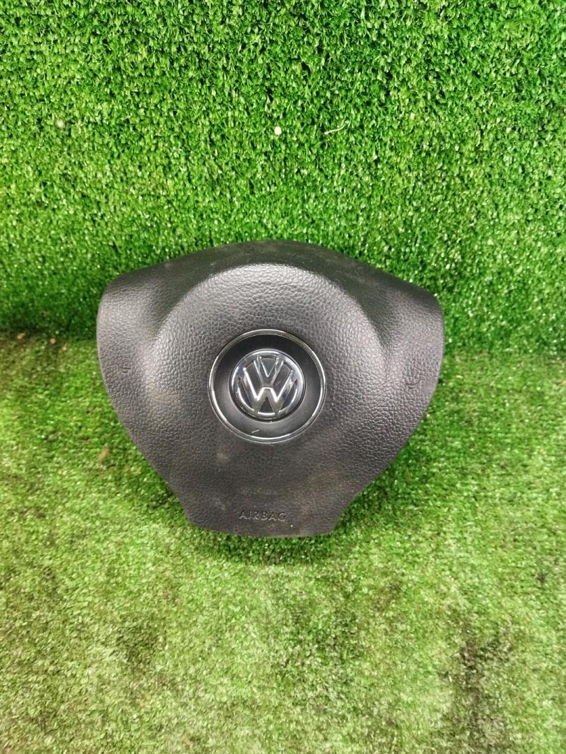 подушка безопасности водителя Volkswagen Golf 6 поколение 2012 - фото №1