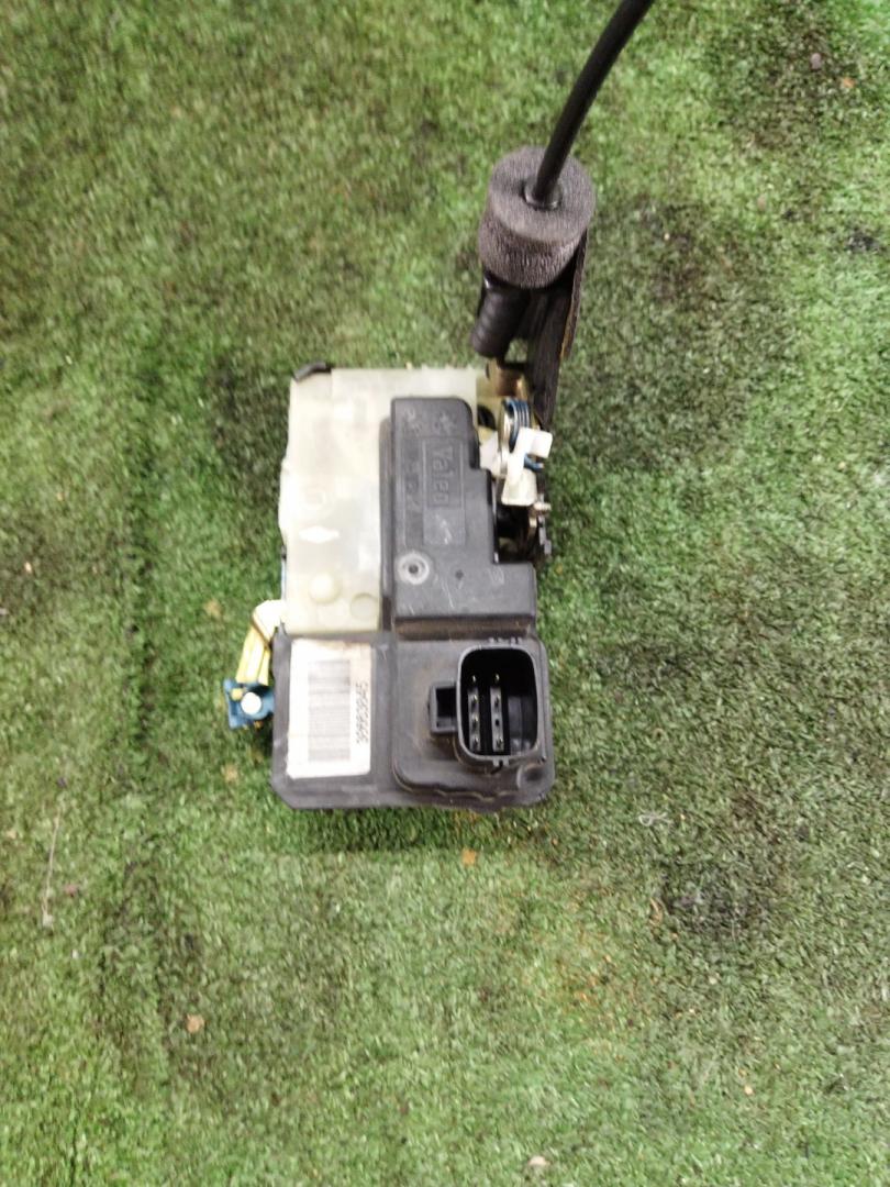 замок двери передней левой Volvo XC90 1 поколение 2004, 2.9 л., бензин, АКПП, серебристый, универсал, правый руль - фото №1