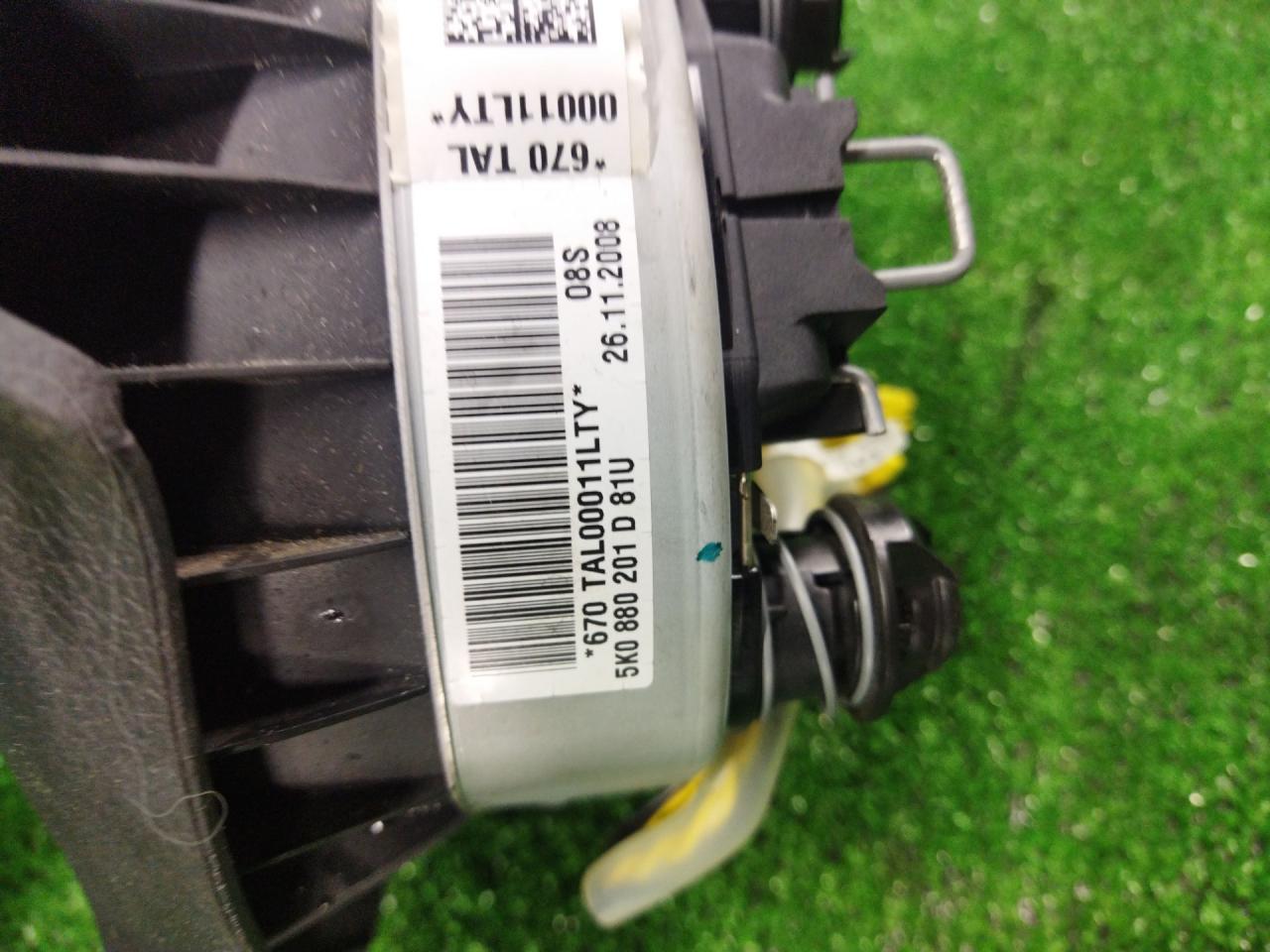 подушка безопасности водителя Volkswagen Golf 6 поколение 2010, 5K0880201D81U - фото №1