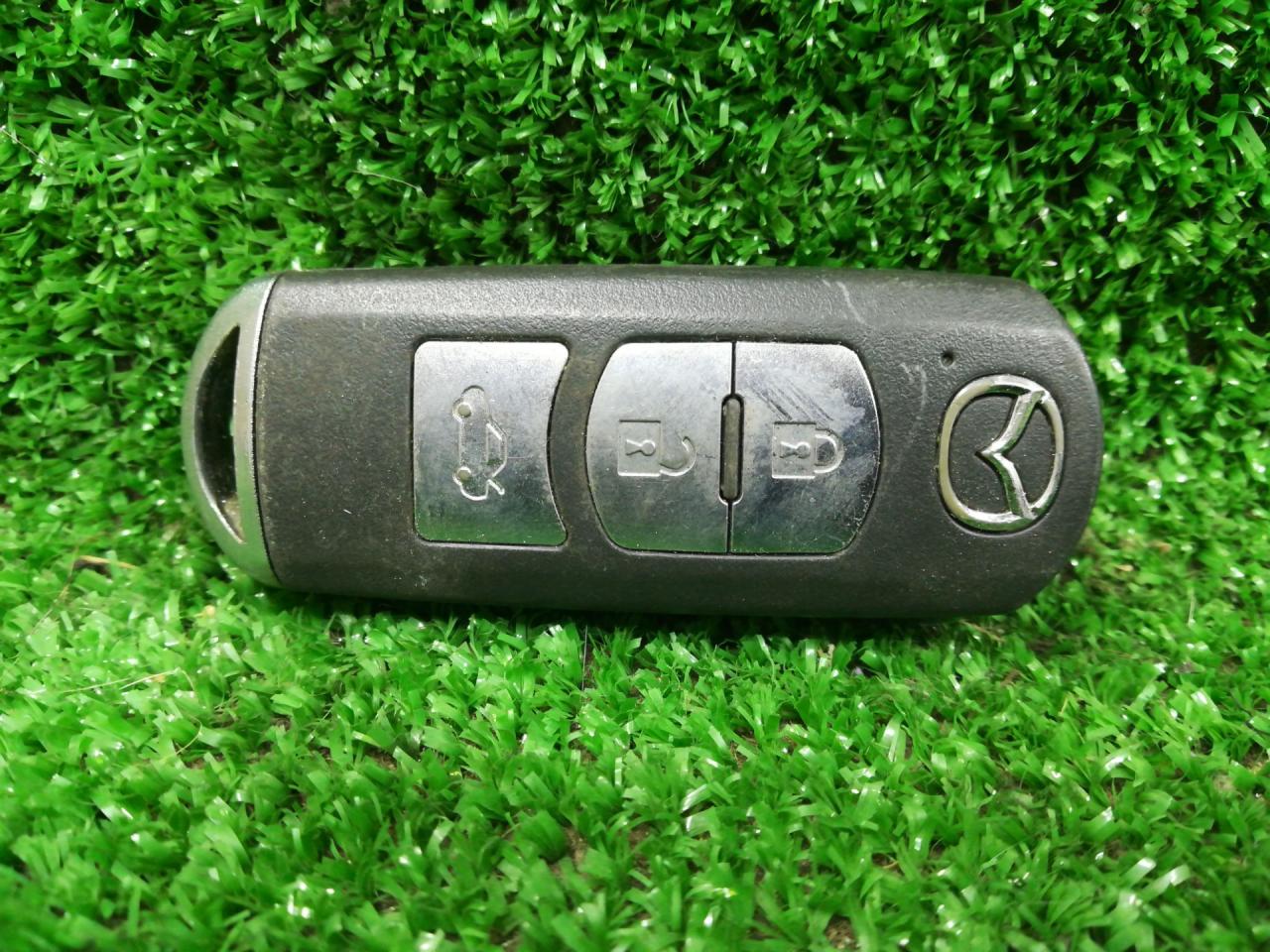 Брелок (пульт дистанционного управления) Mazda 3 3 поколение 2015, 2.5 л., PY-VPS, бензин, АКПП, серый, седан, передний привод, правый руль - фото №1