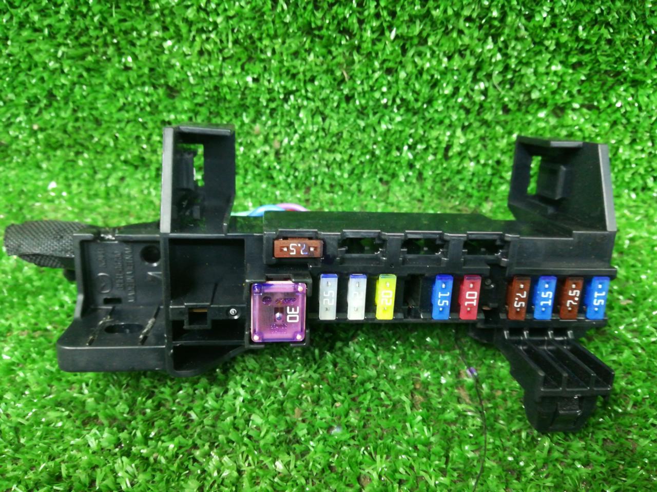 блок предохранителей Mazda 3 3 поколение 2015, 2.5 л., PY-VPS, бензин, АКПП, серый, седан, передний привод, правый руль, BHR166730 - фото №1