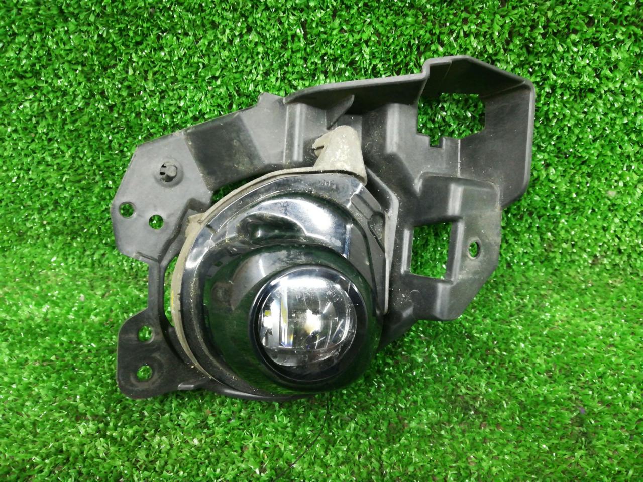 фара противотуманная левая Mazda 3 3 поколение 2015, 2.5 л., PY-VPS, бензин, АКПП, серый, седан, передний привод, правый руль - фото №1