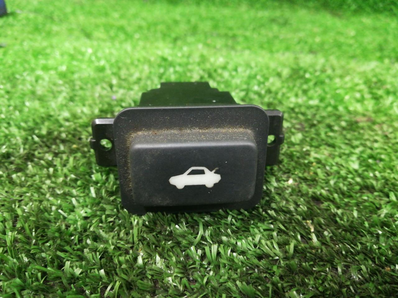 кнопка открытия багажника Honda Accord 8 поколение CU2 2010, 2.4 л., K24Z3, бензин, АКПП, серый, седан, передний привод, правый руль, M26983 - фото №1