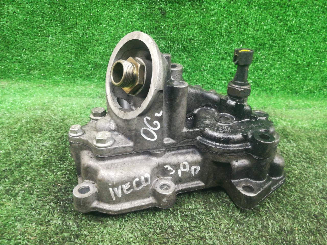 теплообменник масляного фильтра IVECO Daily 3 поколение 2006, 3.0 л., дизель, 504086470, 504086471 - фото №1