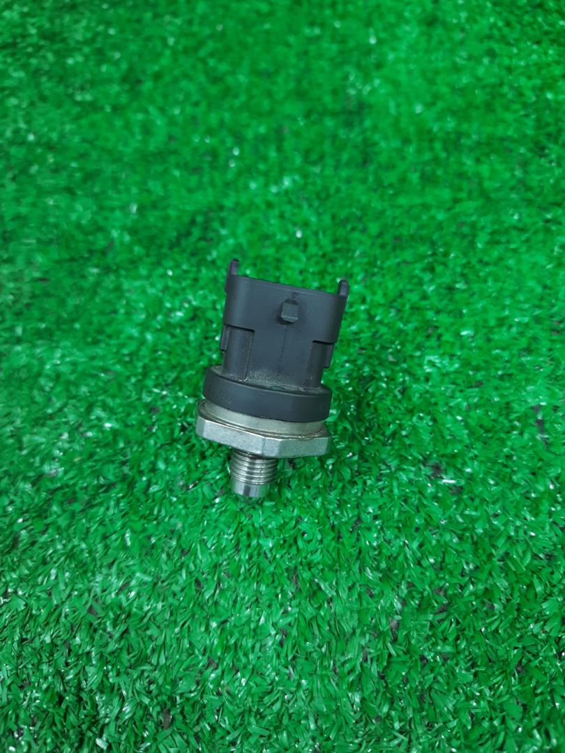 датчик давления топлива Mazda 3 3 поколение 2015, 2.5 л., PY-VPS, бензин, АКПП, серый, седан, передний привод, правый руль - фото №1