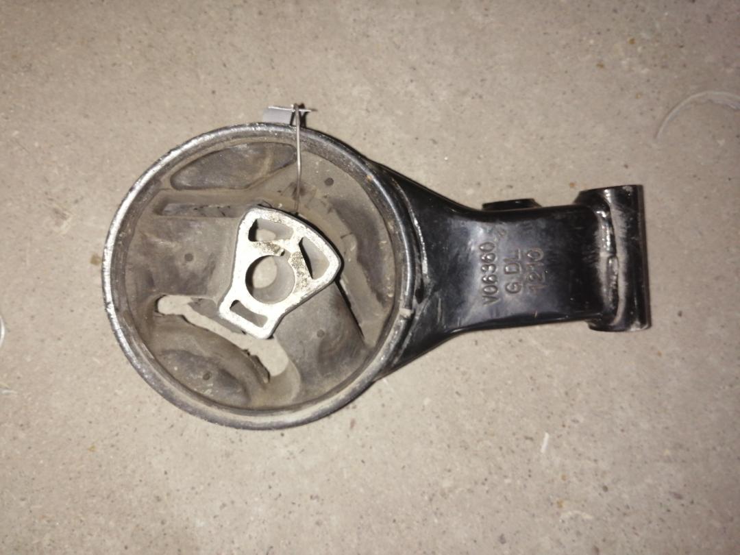 подушка крепления КПП Chevrolet Cruze 1 поколение 2010 - фото №1