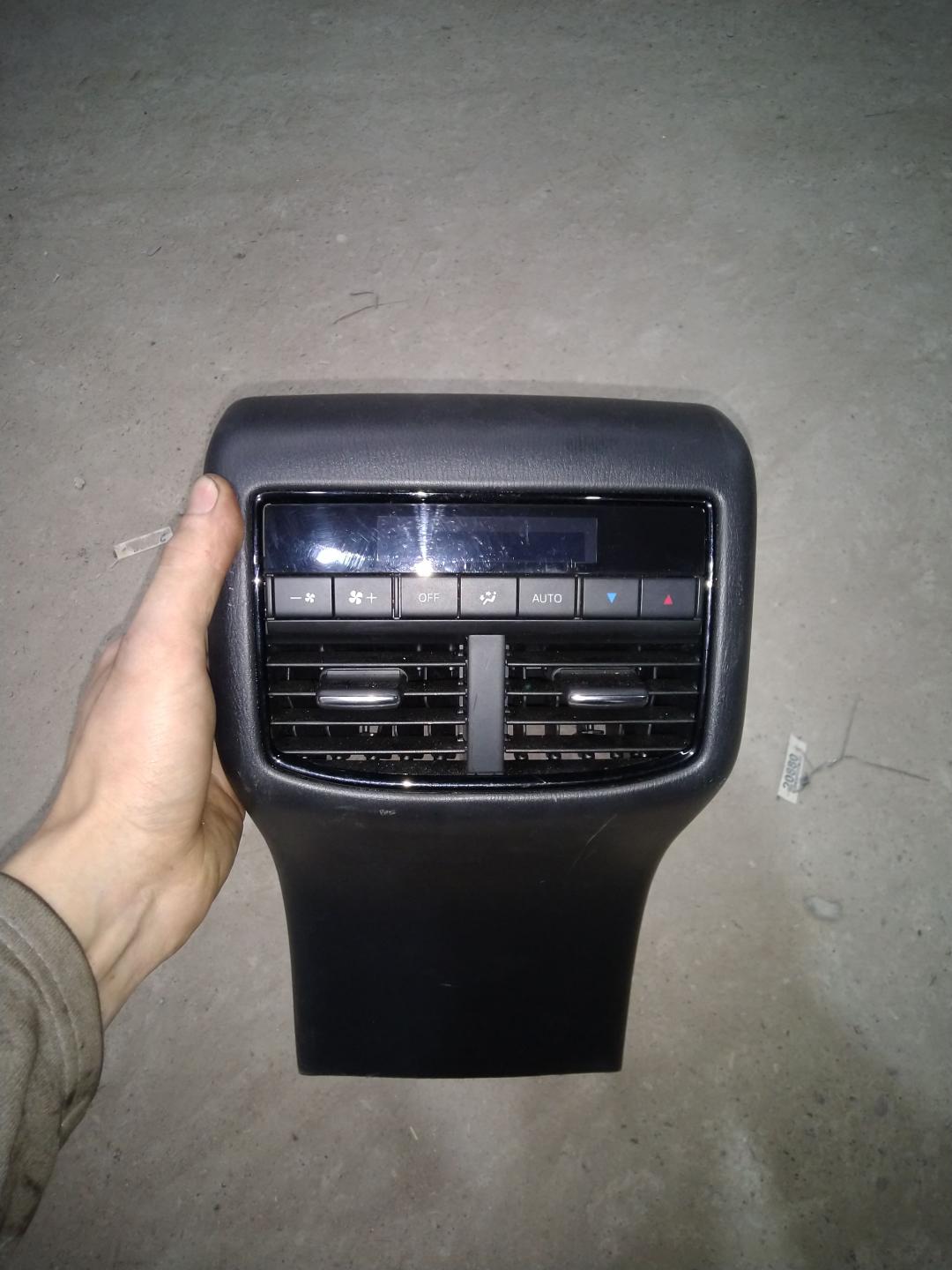 блок управления печки / климат-контроля Mazda CX-9 2 поколение 2017, 2.5 л., бензин, АКПП, красный, полный привод, правый руль - фото №1