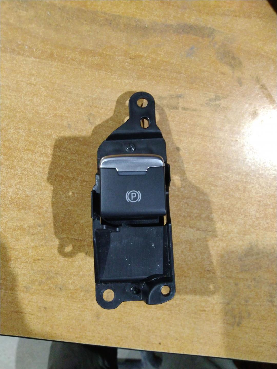 кнопка ручного тормоза (ручника) Mazda CX-9 2 поколение 2017, 2.5 л., бензин, АКПП, красный, полный привод, правый руль - фото №1