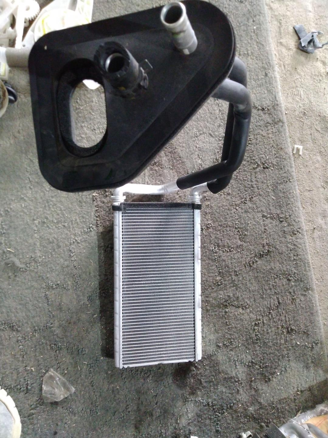 радиатор отопителя (печки) Mazda CX-9 2 поколение 2017, 2.5 л., бензин, АКПП, красный, полный привод, правый руль - фото №1