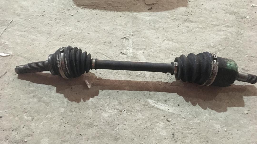 полуось передняя левая (приводной вал, ШРУС) Mazda 323 5 поколение 1995, 1.8 л., BP (DOHC), бензин, АКПП, белый, хетчбэк 5 дв., правый руль - фото №1