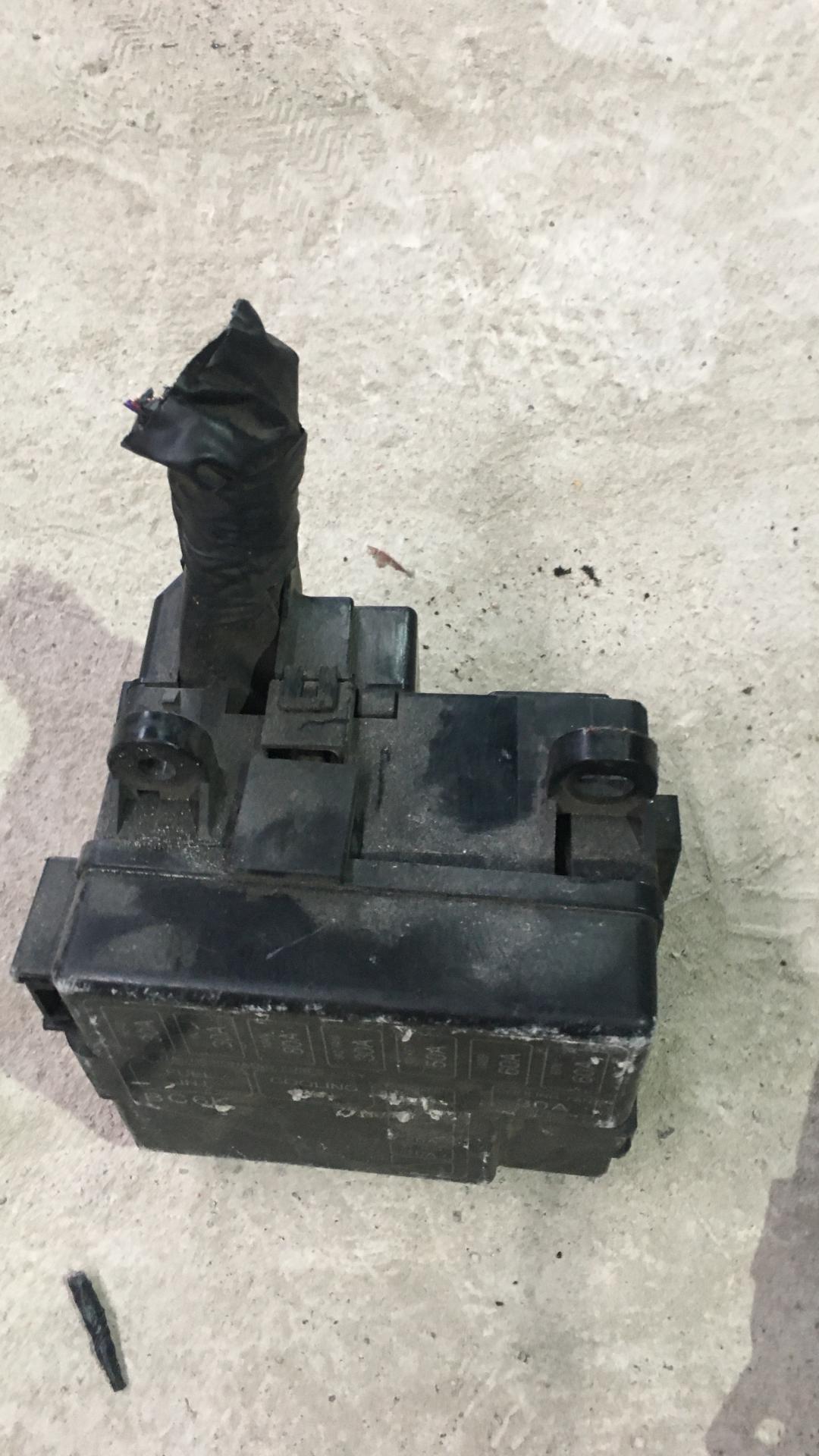 блок предохранителей Mazda 323 5 поколение 1995, 1.8 л., BP (DOHC), бензин, АКПП, белый, хетчбэк 5 дв., правый руль - фото №1