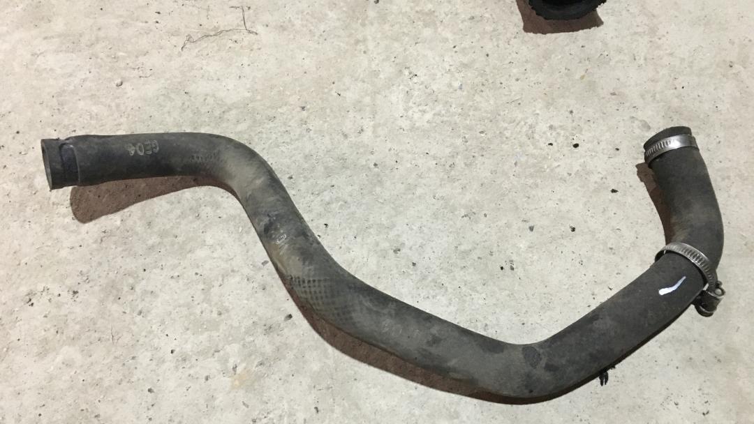 патрубок радиатора SsangYong Rodius 1 поколение 2007, 2.7 л., D27DT, дизель, АКПП, серебристый, правый руль - фото №1