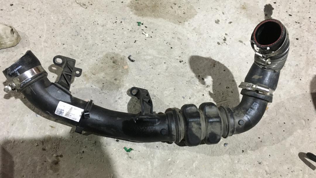 патрубок интеркулера Ford Escape 3 поколение C520 2015, 2.0 л., T8MB, дизель, АКПП, белый, правый руль, DS73-6C646-FJ - фото №1