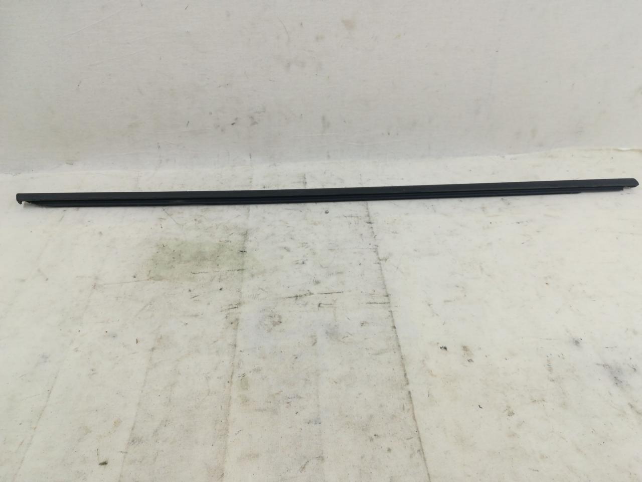 молдинг стекла Chevrolet Cruze 1 поколение 2011, 1.4 л., бензин, МКПП, белый, седан, правый руль - фото №1