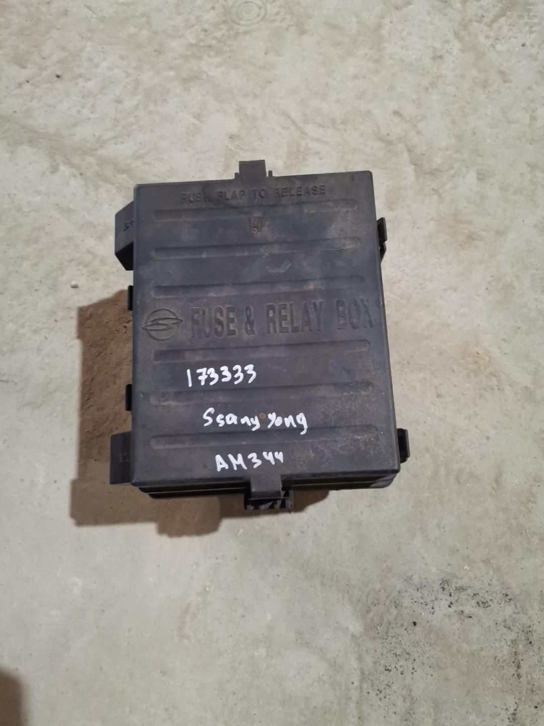 блок предохранителей SsangYong Rodius 1 поколение 2007, 2.7 л., D27DT, дизель, АКПП, серебристый, правый руль - фото №1