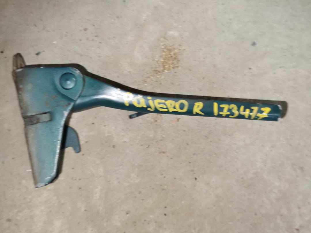 петля капота правая Mitsubishi Pajero 3 поколение 2000, 3.5 л., 6G74 (SOHC 24V), бензин, АКПП, синий, правый руль - фото №1