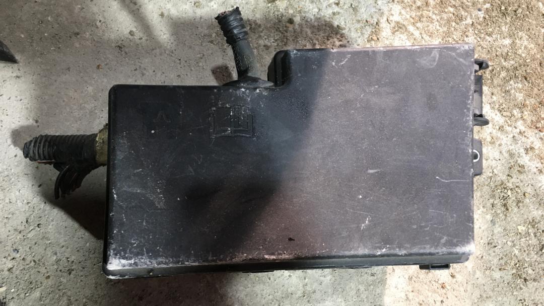 блок предохранителей Mazda 3 BK 2005, 2.0 л., LF-DE, бензин, АКПП, красный, хетчбэк 5 дв., передний привод, правый руль - фото №1