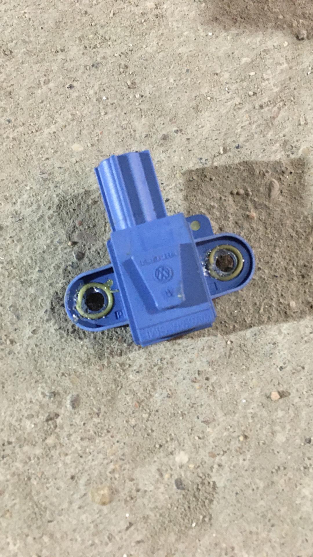 датчик удара Volkswagen Passat B6 2007, 2.0 л., FSI, BVY, бензин, серебристый, передний привод, правый руль - фото №1