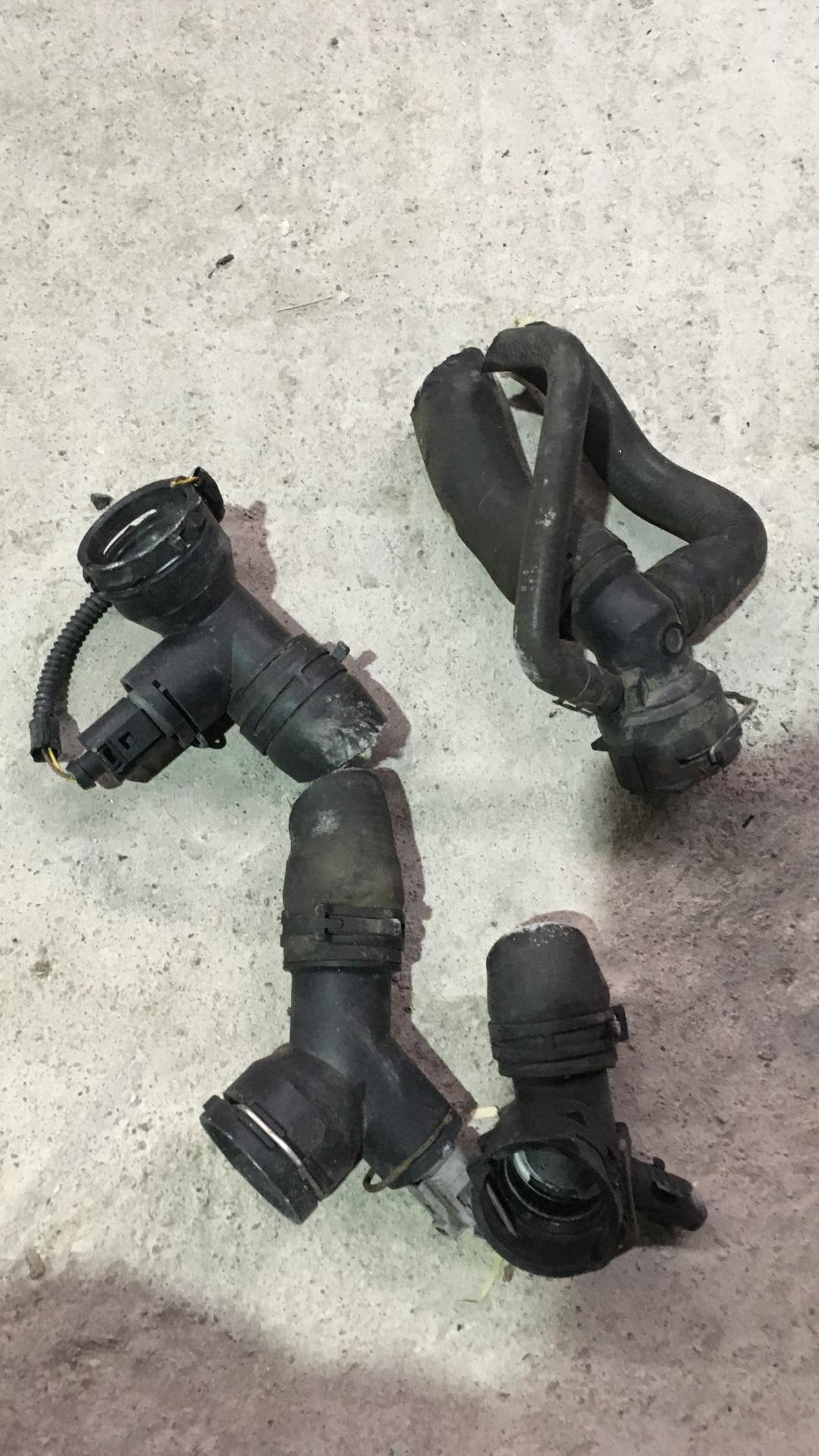 патрубок радиатора Volkswagen Golf Plus 1 поколение 2007, 2.0 л., BVY, бензин, голубой, хетчбэк 5 дв., передний привод, правый руль - фото №1