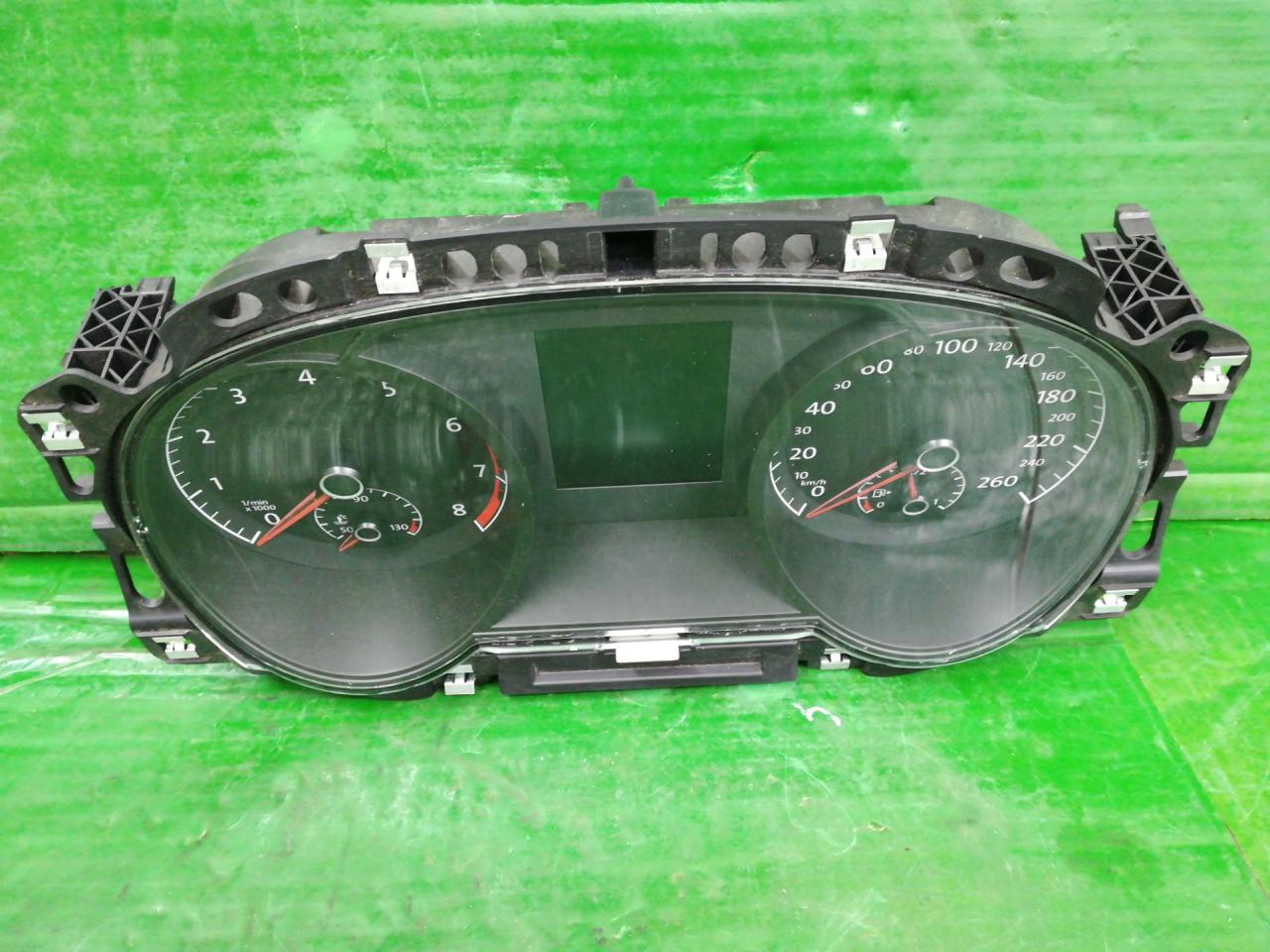 щиток приборов (приборная панель) Volkswagen Golf 7 поколение 2016, 1.4 л., CZCA, бензин, АКПП, белый, универсал, передний привод, правый руль, 5G1920740A - фото №1