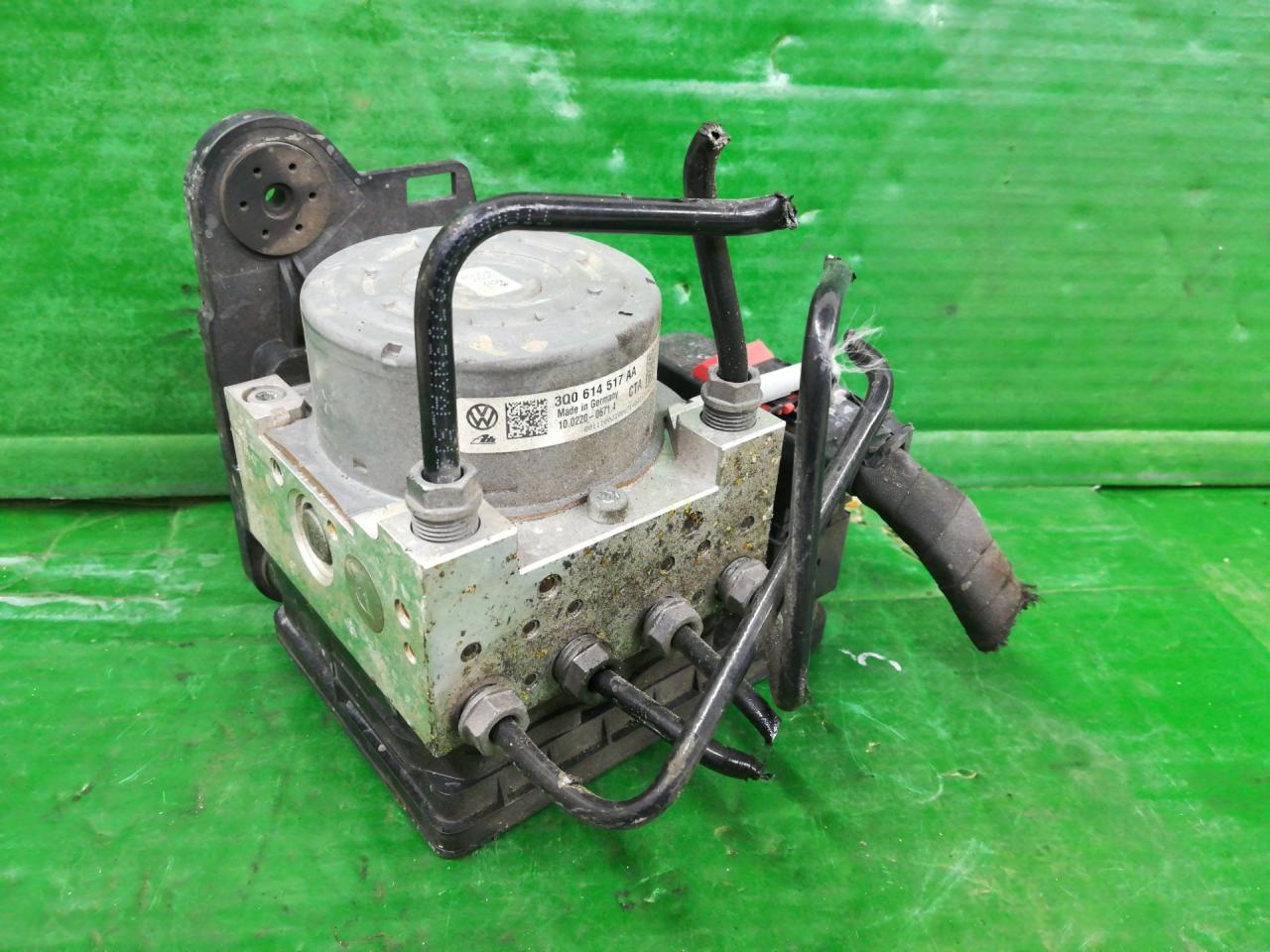 блок ABS Volkswagen Golf 7 поколение 2016, 1.4 л., CZCA, бензин, АКПП, белый, универсал, передний привод, правый руль, 300614517AA, 300907379AA - фото №1