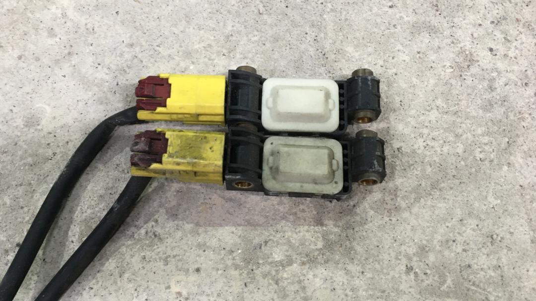 датчик удара Audi A4 B7 2005, 3.2 л., AUK, бензин, АКПП, черный, универсал, полный привод, правый руль, 8E0959651A - фото №1