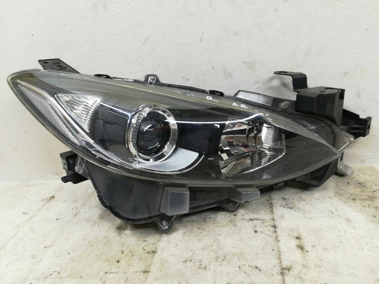 фара правая Mazda 3 3 поколение 2016, 2.0 л., бензин, АКПП, серый, седан, передний привод, правый руль - фото №1