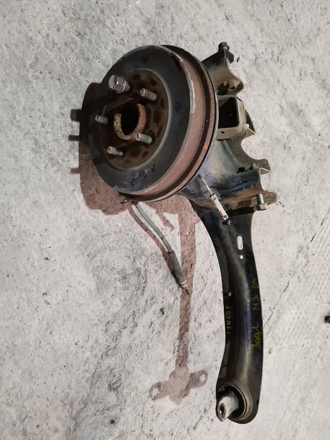 кулак задний левый Mazda 3 BK 2003, 1.6 л., Z6, бензин, АКПП, серый, седан, передний привод, правый руль - фото №1