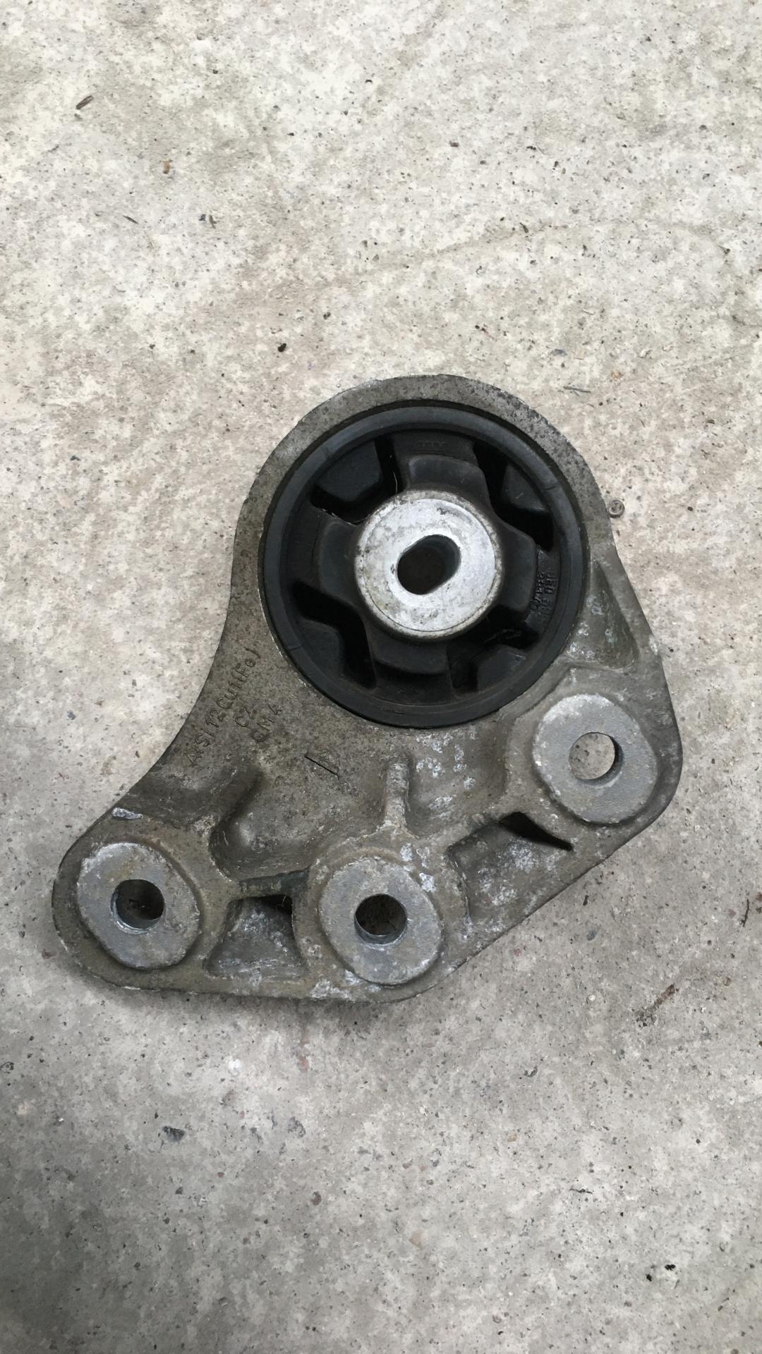 кронштейн редуктора Audi A4 B7 2005, 3.2 л., AUK, бензин, АКПП, черный, универсал, полный привод, правый руль - фото №1