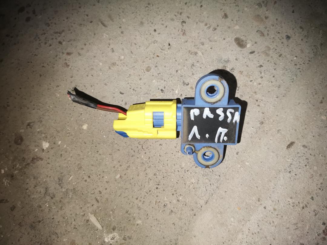 датчик удара Volkswagen Passat B6 2007, 3.2 л., AXZ, бензин, АКПП, черный, седан, полный привод, правый руль - фото №1