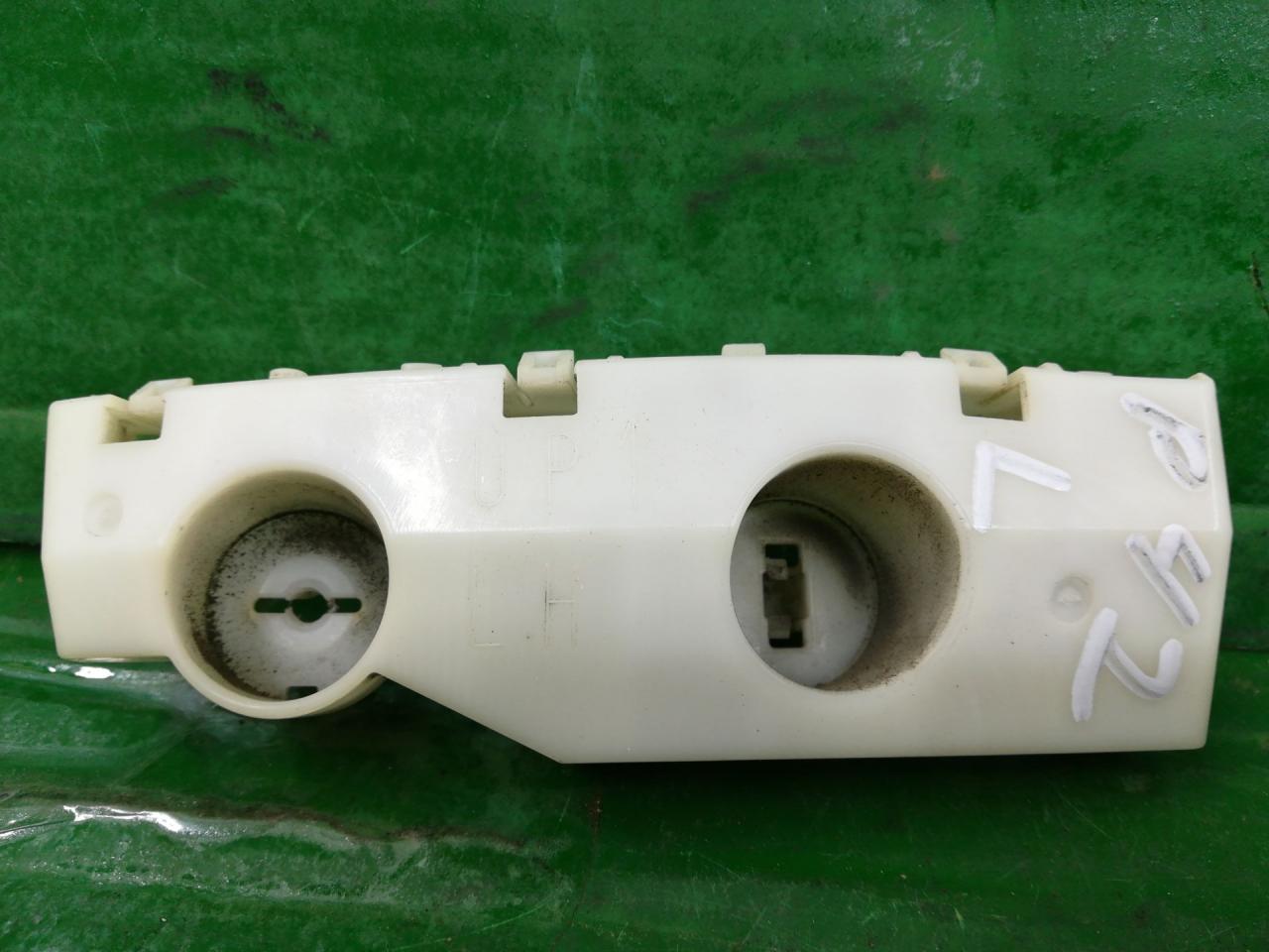 Крепление бампера переднего Infiniti QX80 1 поколение Z62 2014, 5.6 л., VK56DE, бензин, АКПП, белый, внедорожник 5 дв., задний привод, 622211LA0A - фото №1