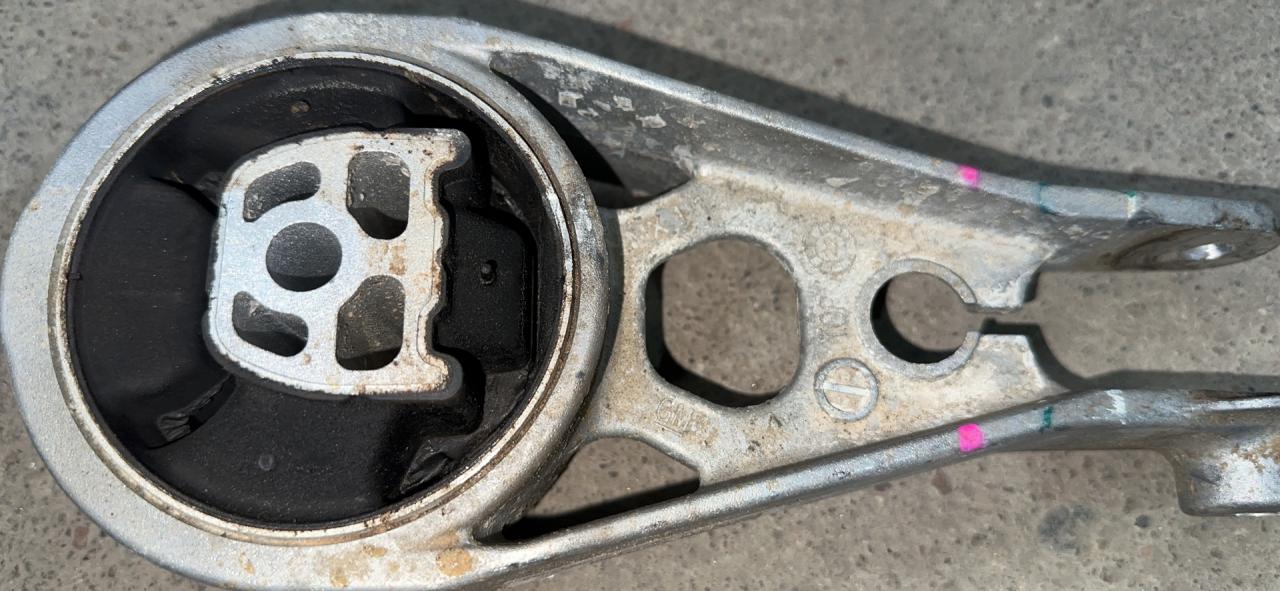 подушка крепления двигателя GMC Terrain 2 поколение (рестайлинг) 2023, 1.5 л., бензин, АКПП, черный, внедорожник 5 дв., передний привод, 84146942 - фото №1