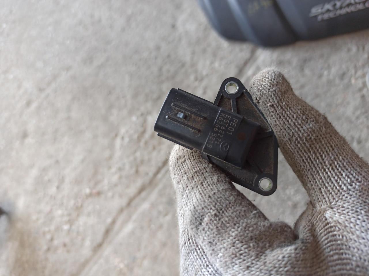 расходомер воздуха Mazda 3 3 поколение 2016, 2.0 л., бензин, АКПП, серый, седан, передний привод, правый руль, PE01, E5T62271 - фото №1