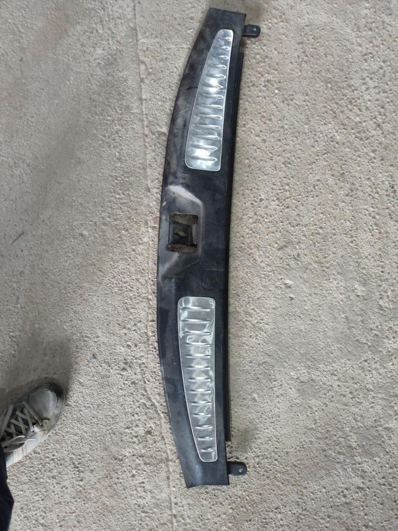 накладка внутренняя на заднюю панель кузова Infiniti QX80 1 поколение Z62 2014, 5.6 л., VK56DE, бензин, АКПП, белый, внедорожник 5 дв., задний привод - фото №1