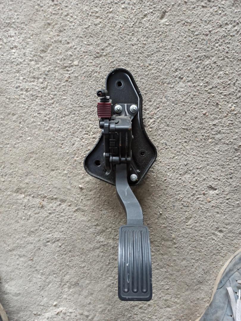 педаль Infiniti QX80 1 поколение Z62 2014, 5.6 л., VK56DE, бензин, АКПП, белый, внедорожник 5 дв., задний привод - фото №1