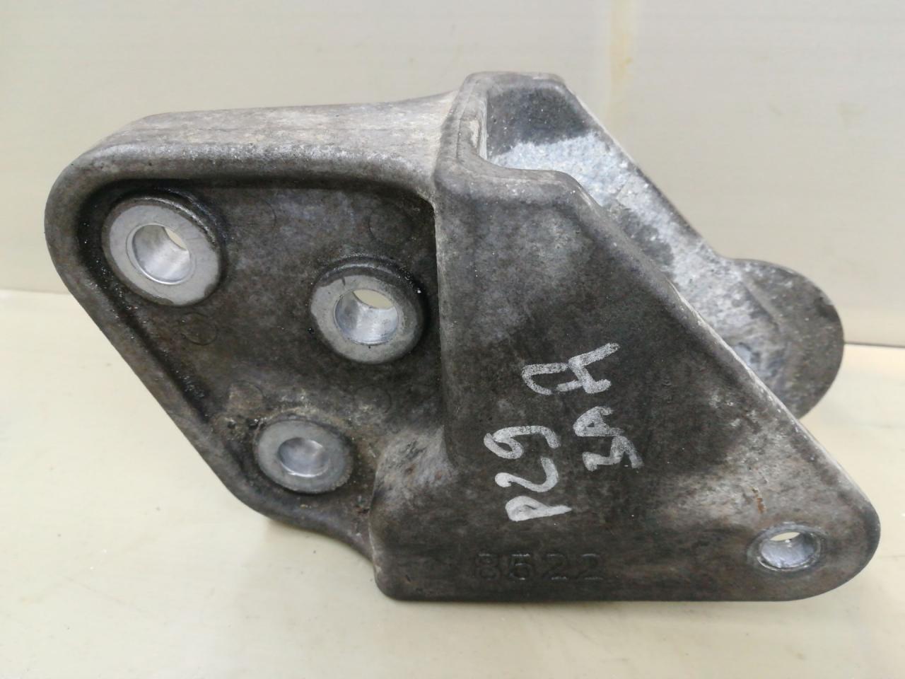 кронштейн двигателя Mitsubishi Lancer 10 поколение 2010, 2.4 л., 4B12, бензин, АКПП, белый, хетчбэк 5 дв., передний привод - фото №1