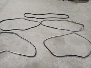 уплотнитель двери Infiniti QX80 1 поколение Z62 2014, 5.6 л., VK56DE, бензин, АКПП, белый, внедорожник 5 дв., задний привод